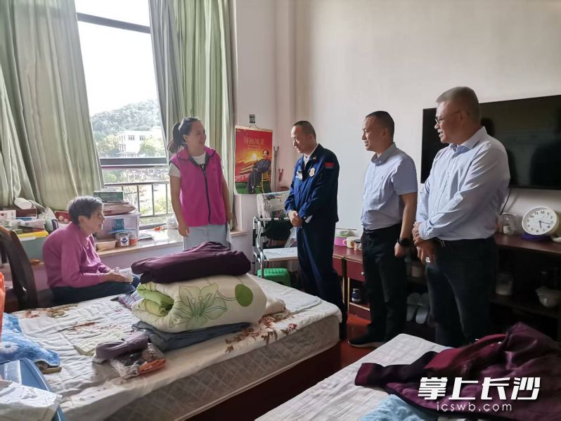 岳麓消防在敬老院检查。 长沙晚报通讯员 刘雅莉 摄