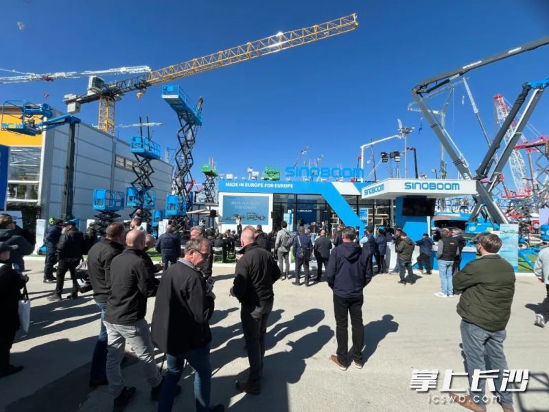 正在举行的德国宝马展（bauma 2025）展会上，不少参观者在星邦智能展台前驻足观看。受访者供图