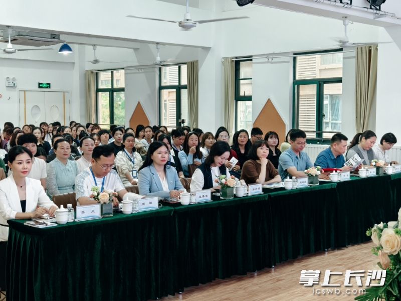 认真听取园长们分享经验。 认真听取园长们分享经验。