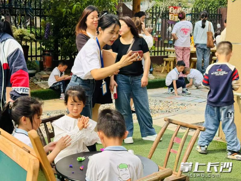 孩子们玩自主游戏,引起了观摩人员的关注。 孩子们玩自主游戏,引起了观摩人员的关注。