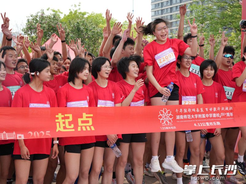 对于这次欢乐跑,同学们都表现出了很高的热情。 对于这次欢乐跑,同学们都表现出了很高的热情。