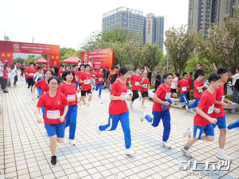 附中学子沉浸在这场跑步盛宴中。 附中学子沉浸在这场跑步盛宴中。
