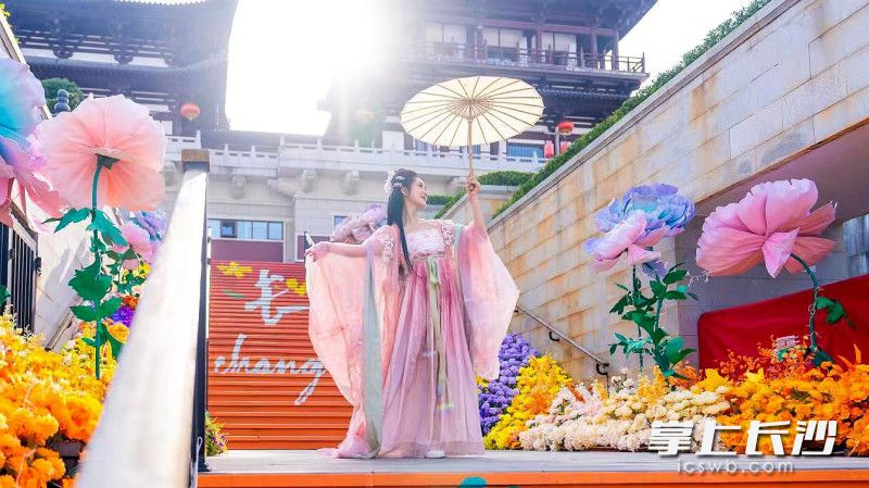 今日，长沙铜官窑国风乐园迎来了第三届花朝游园节。均为长沙晚报全媒体记者贺文兵摄