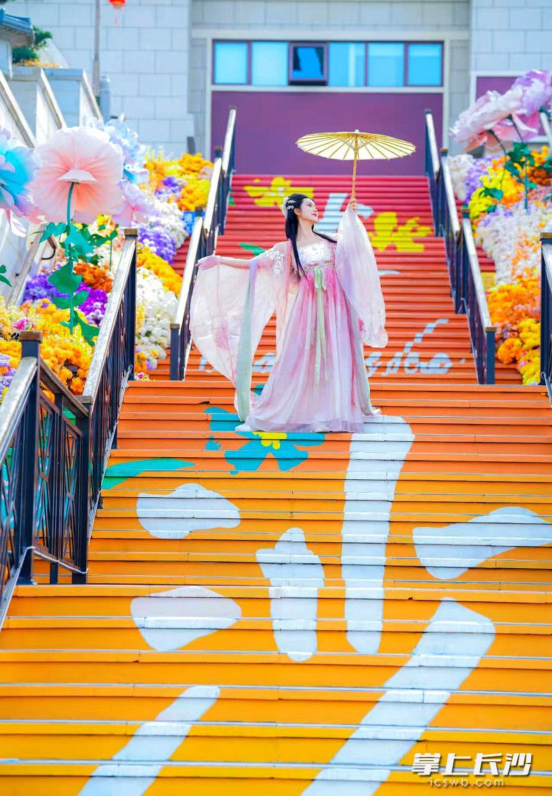 《簪花仕女》以曼妙舞姿勾勒唐代闺阁风雅。