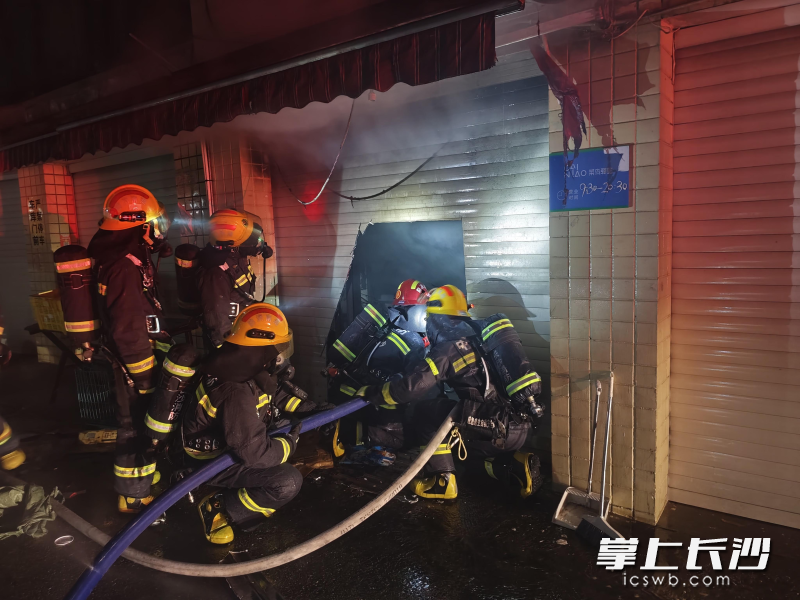 消防员正在快递驿站灭火。 均为长沙晚报通讯员 肖博文 摄