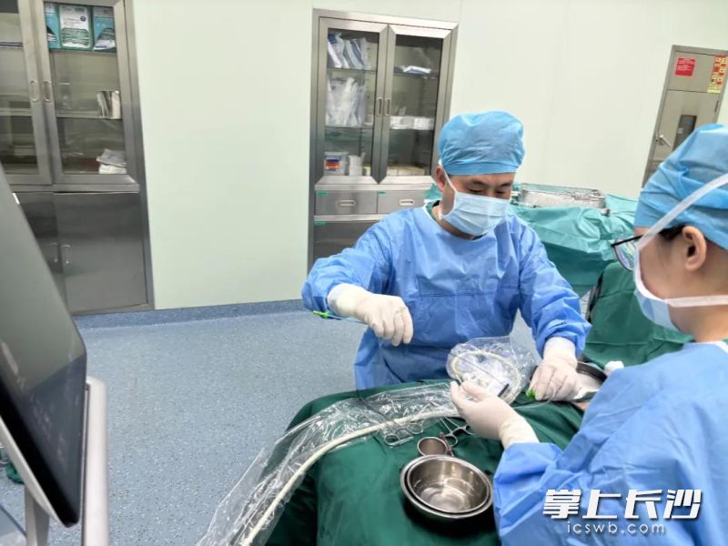 长沙市第四医院肾内科团队施行超声引导下动静脉内瘘球囊扩张术（PTA），成功拯救了一名七旬患者岌岌可危的血管。 长沙晚报通讯员 江杨 供图