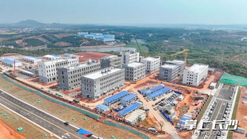 明瑞制药重大创新原料药基地建设进入最后冲刺阶段。