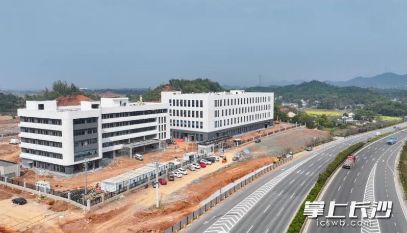 红鑫汇休闲食品零食生产基地项目建设现场。  均为园区供图