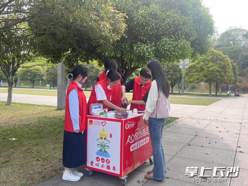 大学生志愿者推着“心小星”爱心小推车为市民提供服务。均为全媒体记者 刘俊 摄