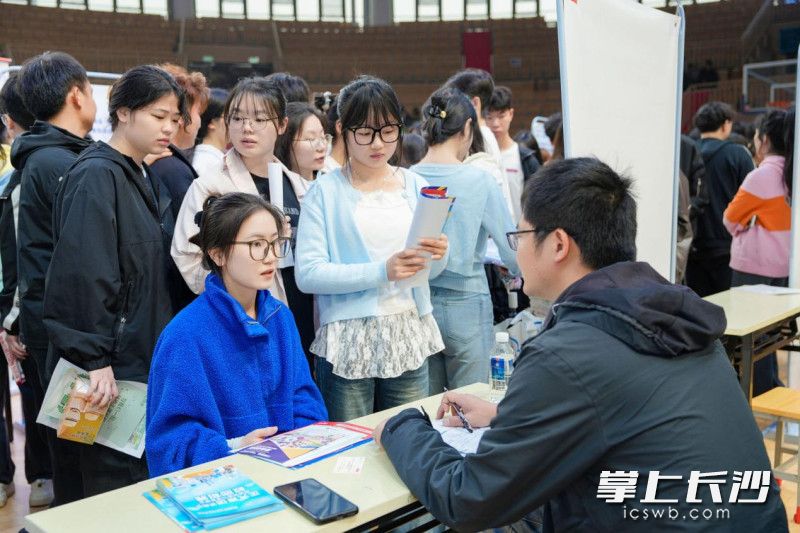 众多招聘展位前排起长龙。