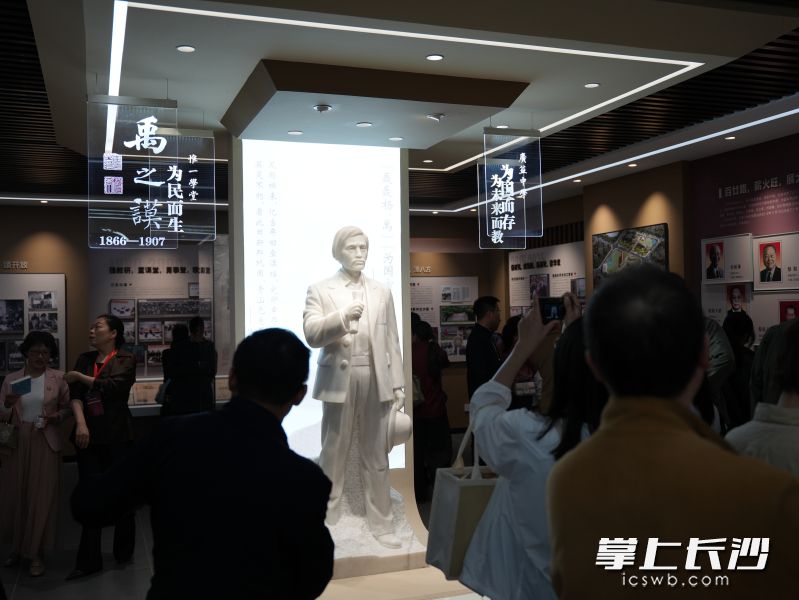 校史馆内，校友们通过观看资料，回顾附中百年历史。