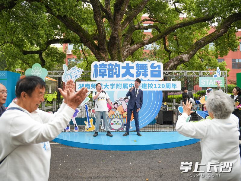 新老校友纷纷上场争当“麦霸”。