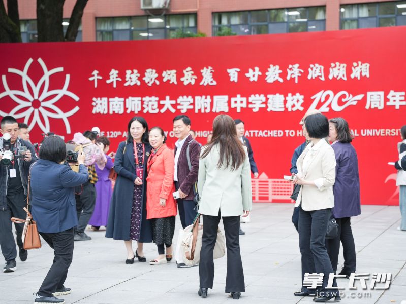 不少校友回校与昔日同学合影留念。