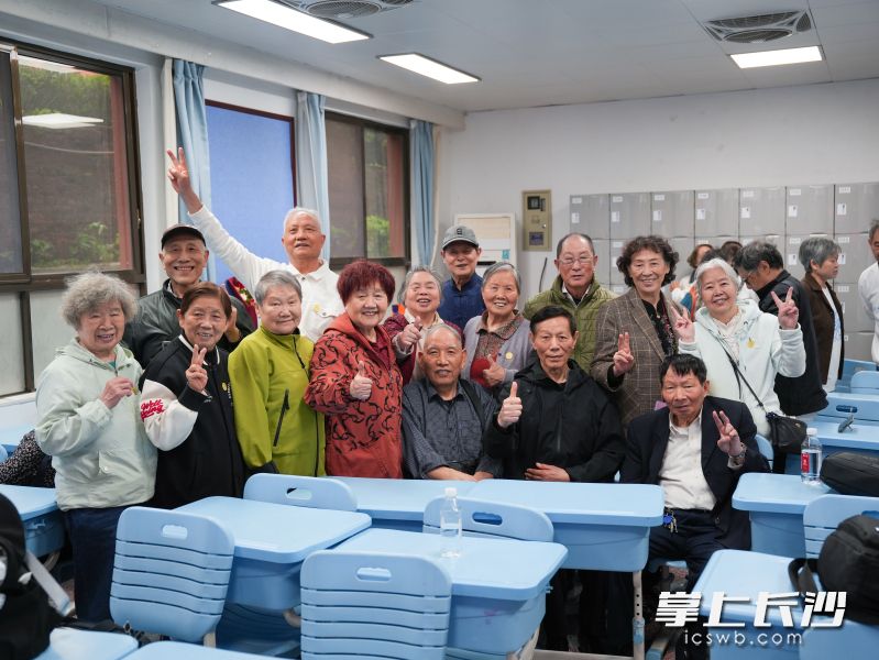 同班校友合影留念。