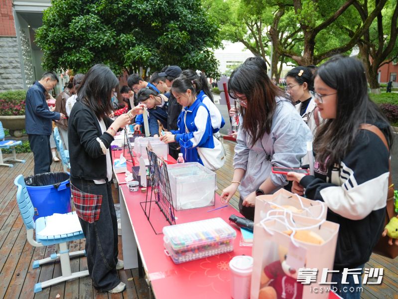 手工活动受到了校友的热捧。