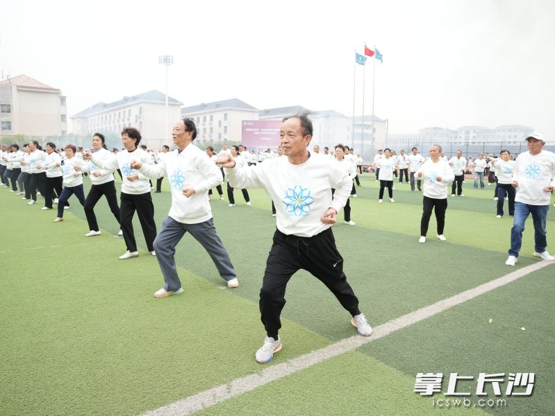 不少年长的校友也加入课间操的活动中，回忆美好青春。