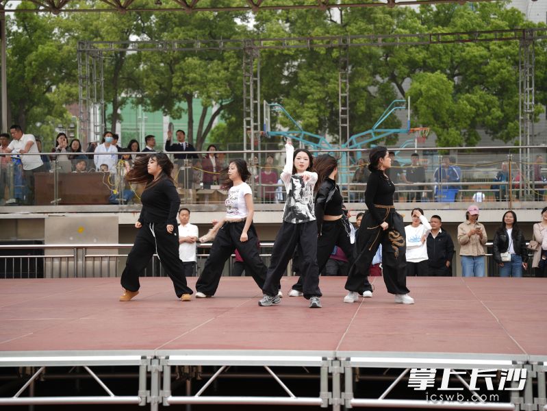 不少校友纷纷上台表演，赢得一片喝彩。