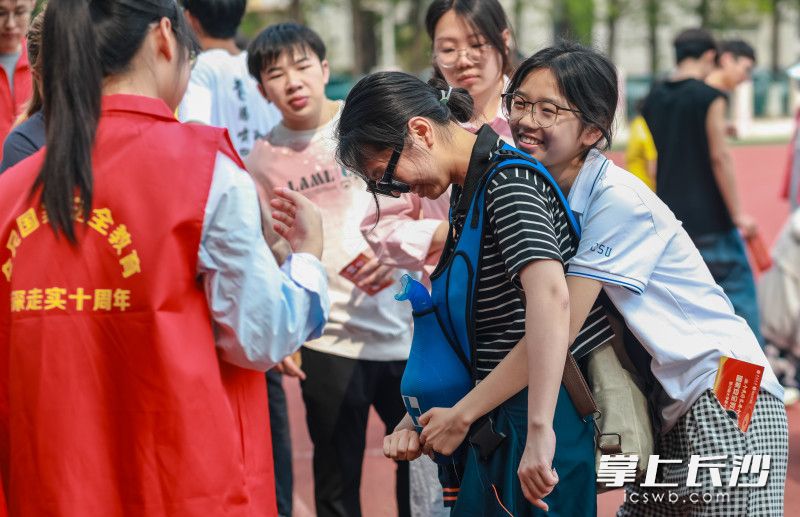 学子们通过实践海姆立克急救，学习气道异物梗阻急救技能。