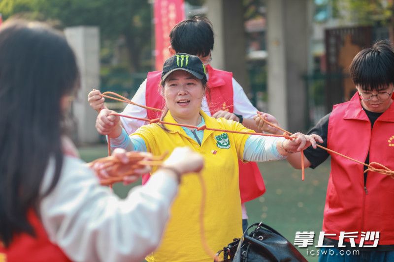 活动现场，指导老师带领学子们进行绳结体验，训练自救和互救中的快速绳结技能。 图片均为中南大学提供