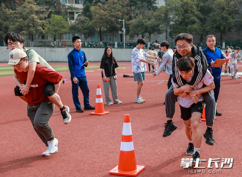 团队游戏：单人背负+双人抬行+合力建塔连续接力