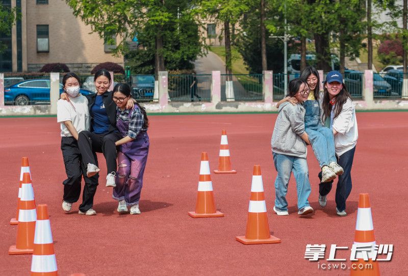 团队游戏：单人背负+双人抬行+合力建塔连续接力