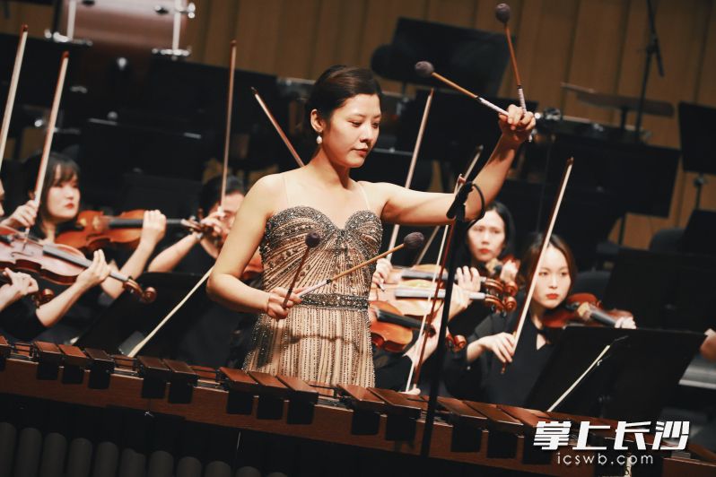 青年打击乐演奏家孙菁晨在木质音板上敲击出流星雨般的旋律，为观众呈现了“暴风雨前的宁静”。