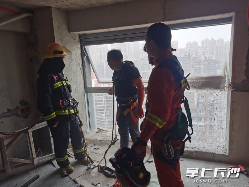 空调施工工人成功获救。