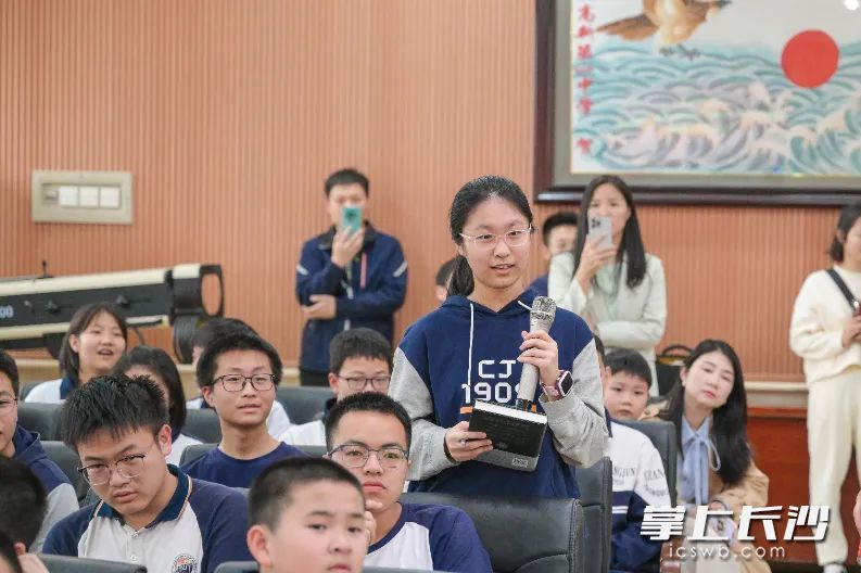 同学们踊跃提出自己的问题。