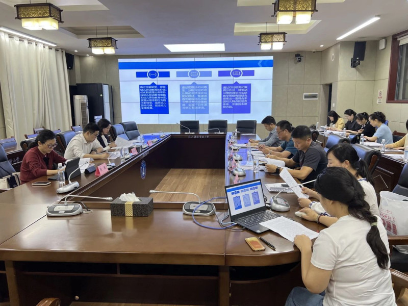 39名指导专家与53个课题组面对面交流，为课题组提供精准把脉和有力引导。长沙晚报通讯员 蔡星 摄