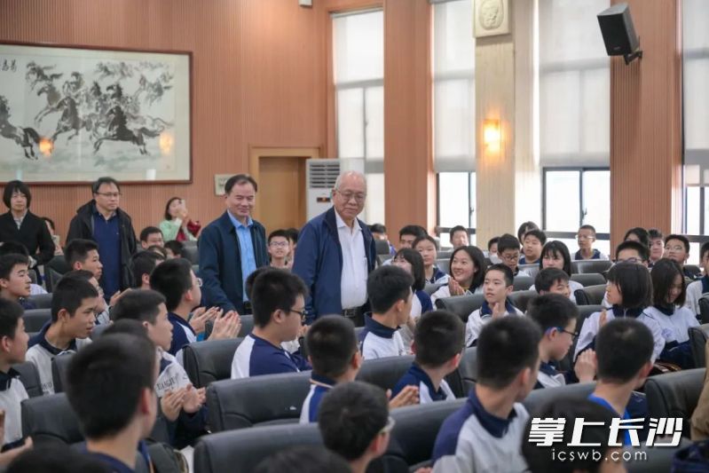 当丘成桐先生走进长郡中学大报告厅，长郡学子以热烈掌声欢迎这位尊敬的数学大家。