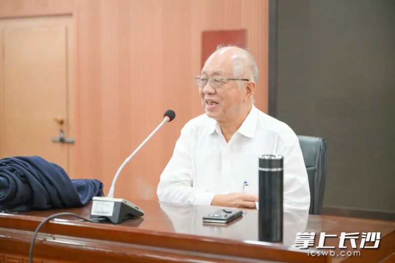 丘成桐先生与长郡师生面对面交流。