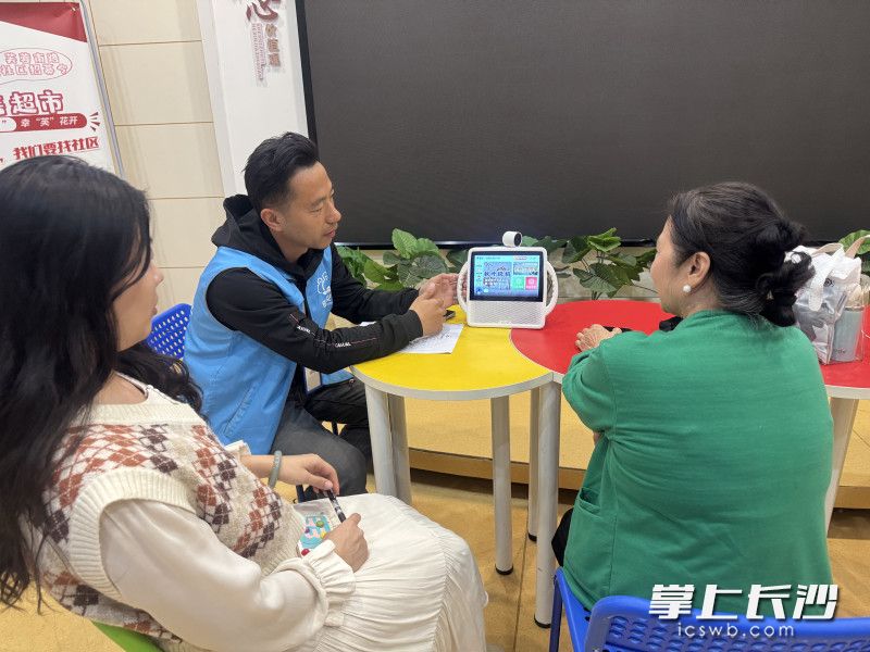 该智慧养老模式以AI智能终端为触达端口，为社区长者提供一站式到家服务。受访者供图