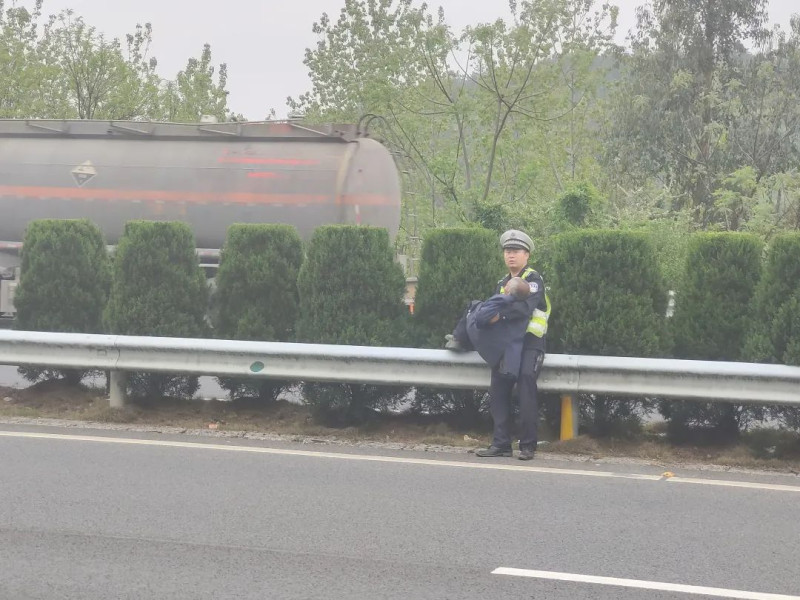 民警抱着老人带出高速。长沙晚报通讯员 陈鑫 供图