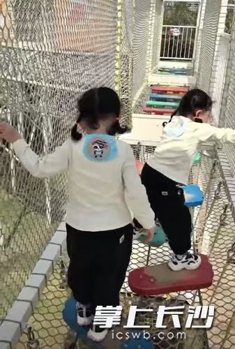 造血干细胞采集后第六天，小姐妹在公园游乐场开心地玩耍。