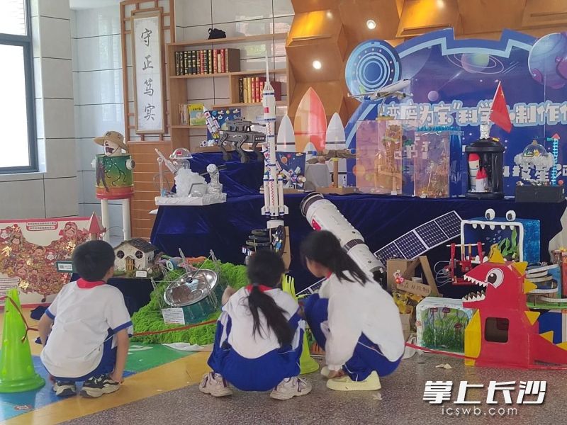 同学们观看“变废为宝”科学小制作作品。 均为长沙晚报通讯员郭智勇供图 同学们观看“变废为宝”科学小制作作品。 均为长沙晚报通讯员郭智勇供图