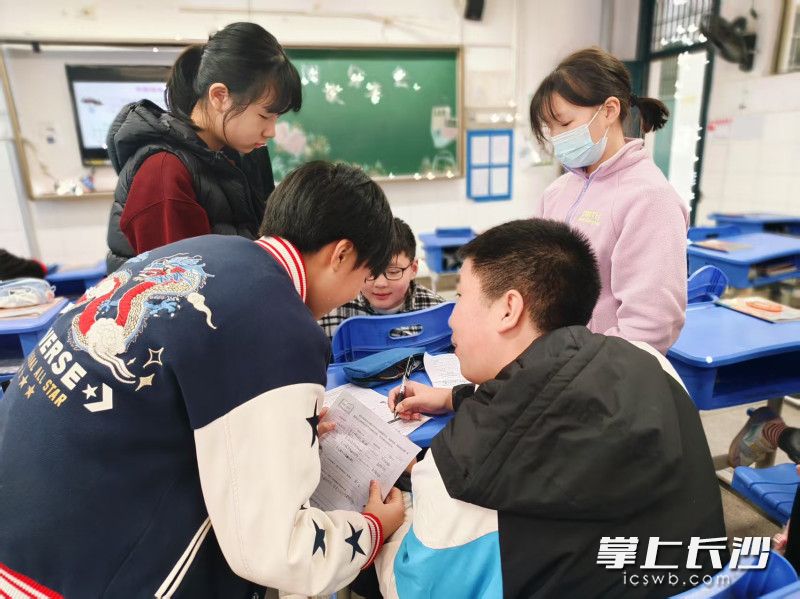 六年级举行《奋斗的历程》阅读分享会。