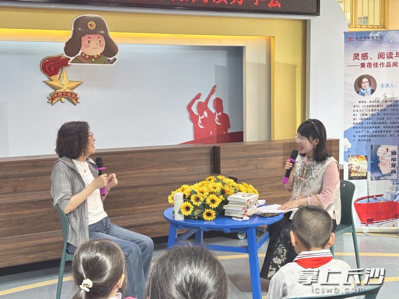 贺小金老师、学生代表与黄蓓佳展开微访谈。