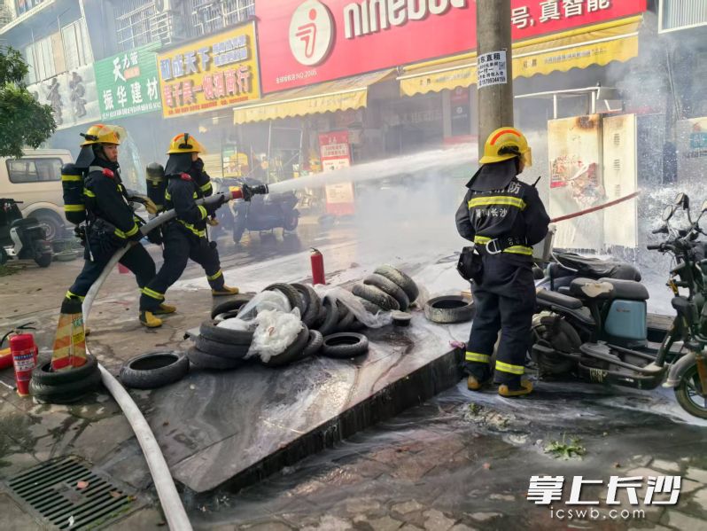 消防员正奋力扑救充电柜火灾。通讯员 吴如意 摄