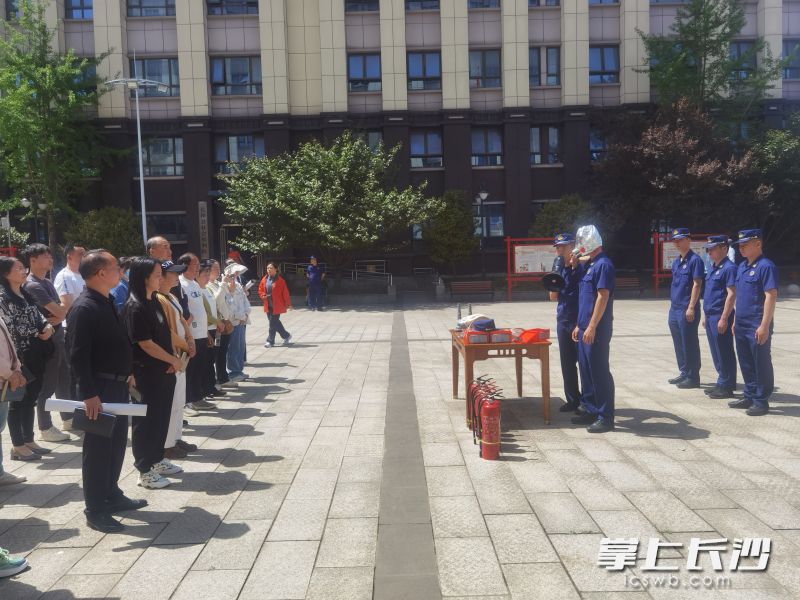 消防员对养老机构工作人员进行培训。 均为长沙晚报通讯员胡宇波摄