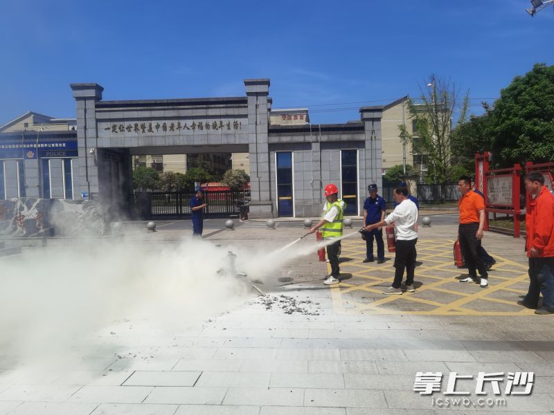 养老机构工作人员进行灭火实操。