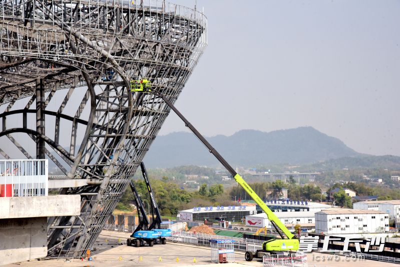 长沙高铁西站项目建设正酣。