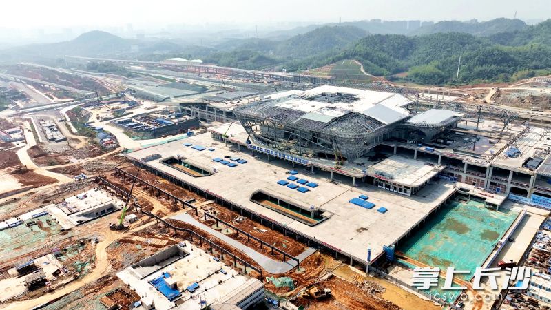 长沙高铁西站项目站房建设已经过半，多个区域施工完成率达100%。  均为通讯员供图