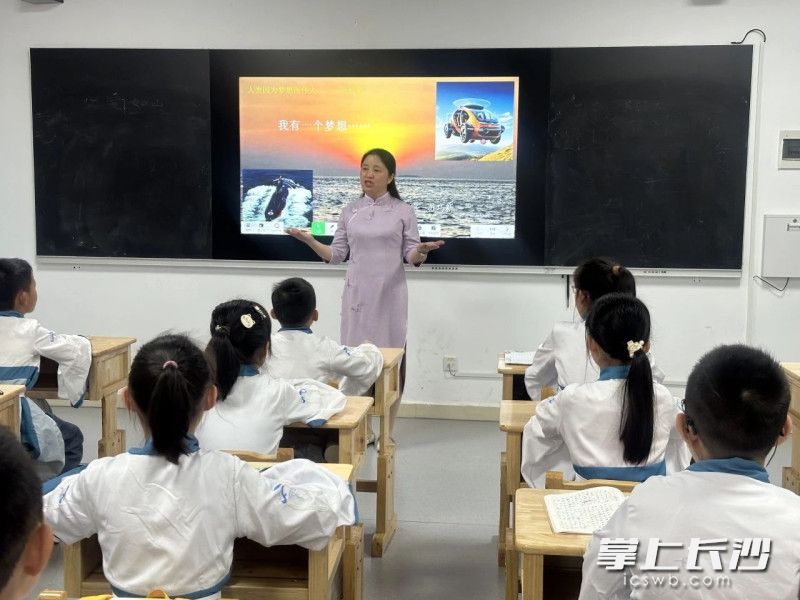 全国“八艺展”倒计时10天！长沙市少年宫《诗经》创写班的苏巧新老师指导学员们用文字表达出了自己的梦想。长沙晚报通讯员 苏巧新 摄