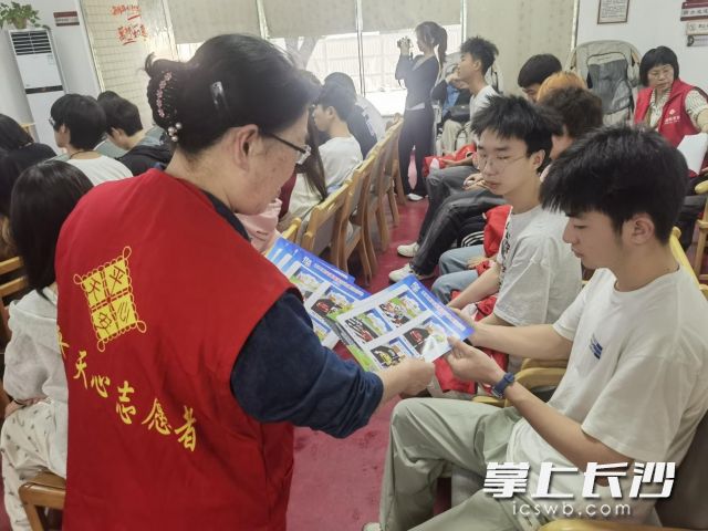 活动现场向居民发放图文并茂的《交通安全手册》。长沙晚报通讯员 彭瑾煜供图