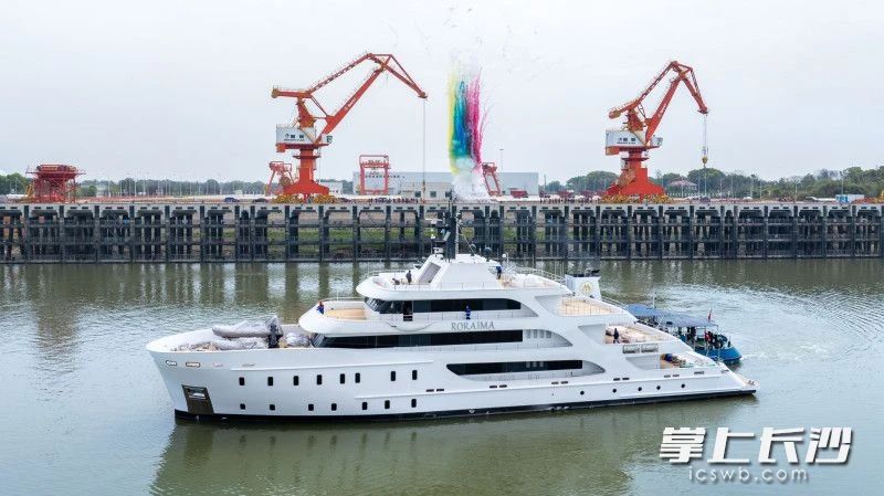 4月2日，由长沙国控集团下属湖南湘船重工精工锻造的55米超级游艇，在湘江之滨完成交付，这是湖南省首艘出口欧洲的超级游艇。企业供图