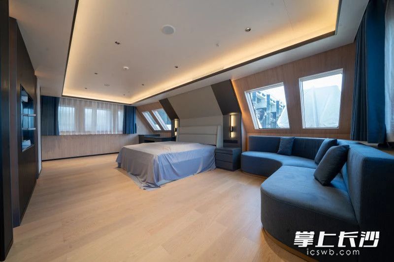 游艇采用纯钢材质制造，船身品质强度高、舒适性好、内部生活娱乐设施一应俱全。企业供图