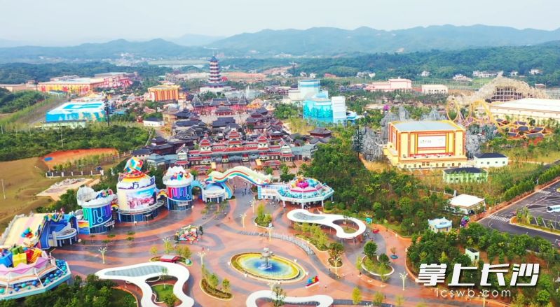 长沙方特东方神画景区人气稳定，带给游客不错的文旅体验。