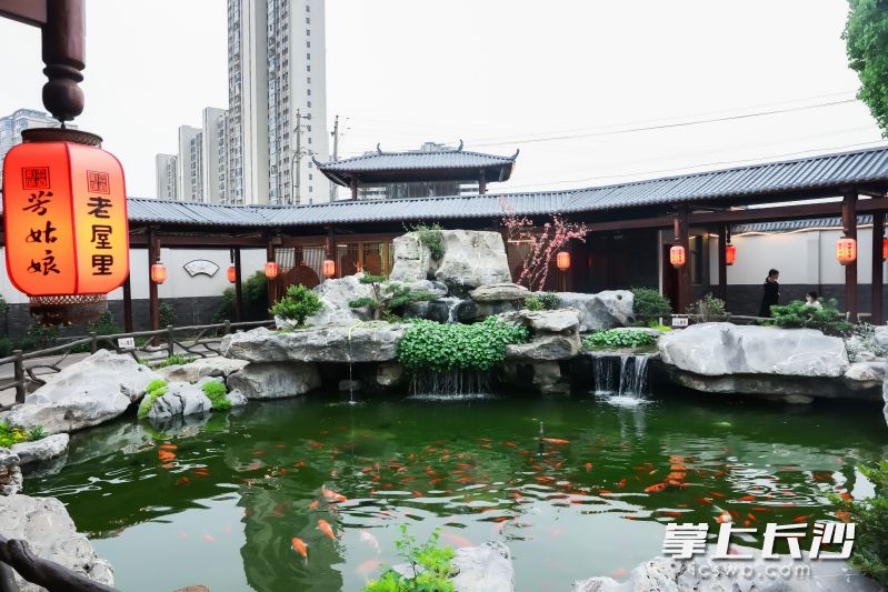 宁乡市夏铎铺镇的美食旗舰——老屋里芳姑娘，建筑设计典雅，菜品鲜香地道。