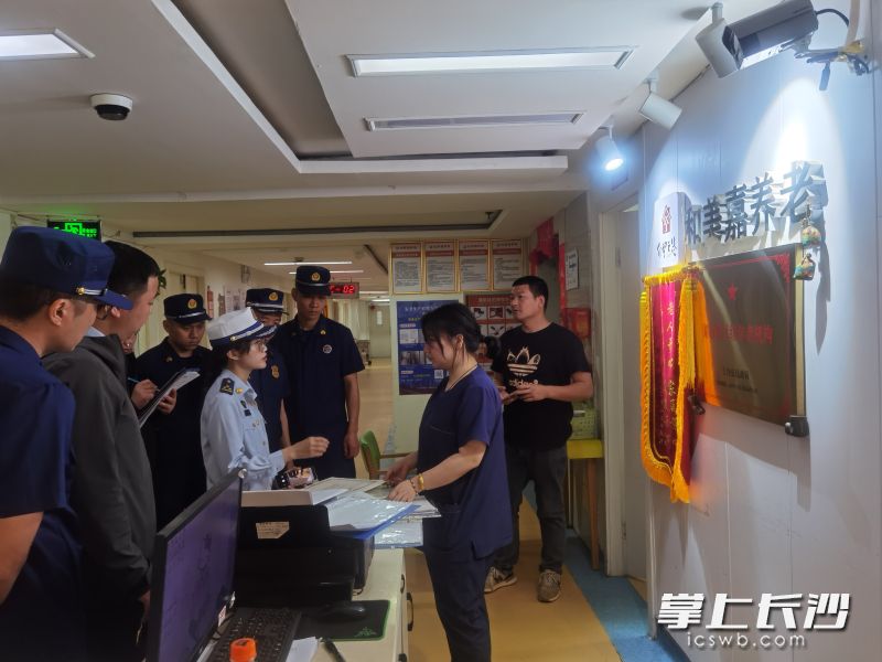 长沙县消防对辖区养老服务机构进行专项检查。 均为长沙晚报通讯员胡宇波摄 长沙县消防对辖区养老服务机构进行专项检查。 均为长沙晚报通讯员胡宇波摄