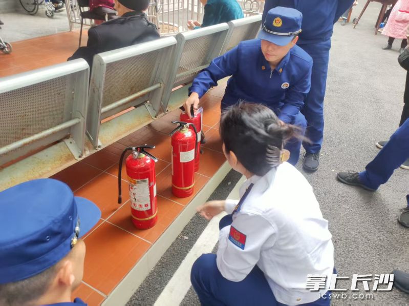 防火监督员查看灭火器是否过期。 防火监督员查看灭火器是否过期。